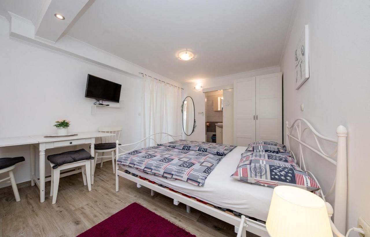 Apartments Makaus Supetarska Draga Exterior photo